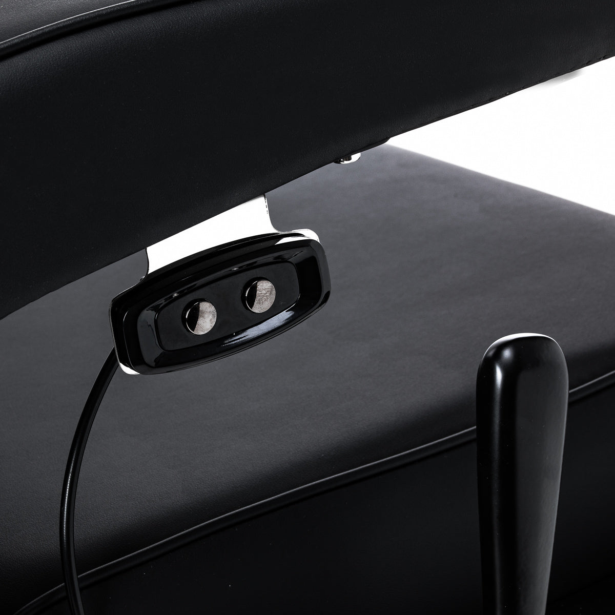 Gabbiano Continental Fotel Barberski Z Masażem – Czarny · Przyciski masażu