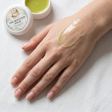 Skin Monarch Ink Booster Balm 30ml, błyszczący balsam rozprowadzony na grzbiecie dłoni