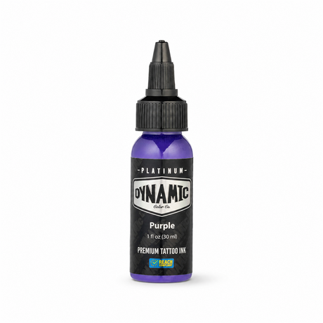 Butelka tuszu do tatuażu Dynamic Platinum Purple 30ml na białym tle z miękkim naturalnym cieniem